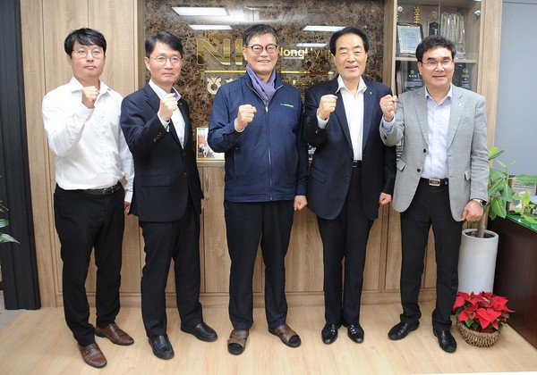 한국양계농협 임직원들이 조합원이 신뢰하고 만족하는 전국에서 가장 이상적인 협동조합 실현을 다짐하며 파이팅을 외치고 있다.(사진 왼쪽부터 남종식 한국양계농협 컨설팅본부 과장, 박종원 상임감사, 정성진 조합장, 박정오 상임이사, 김중근 컨설팅본부장)