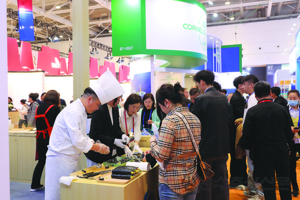 한국 쉐프[사진 왼쪽 첫번째]가 한국산 수산물을 활용한 요리를 참관객들에게 선보이고 있다.