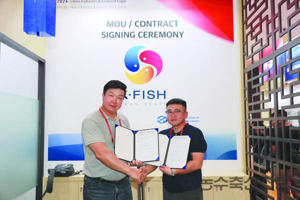 건해삼과 해삼가공품을 생산하는 칭도원의 김경진 대표[사진 왼쪽]가 수출계약을 체결한 후 기념촬영을 하고 있다.