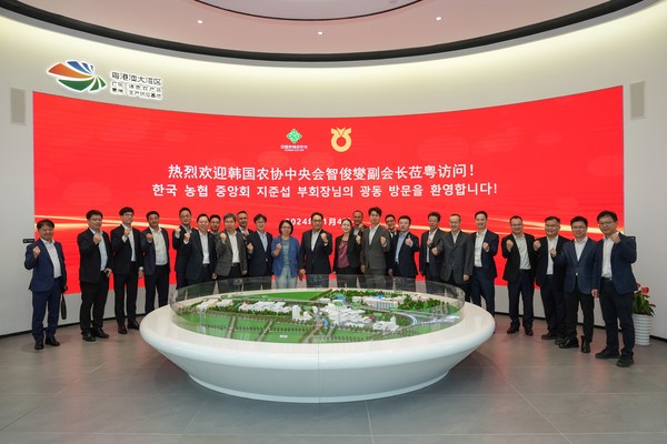 지준섭 농협중앙회 부회장(왼쪽 열두 번째)과 광동성 공소합작연합사 이에 메이펀 주임(열세 번째)이 환영행사 이후 기념촬영을 하고 있다.