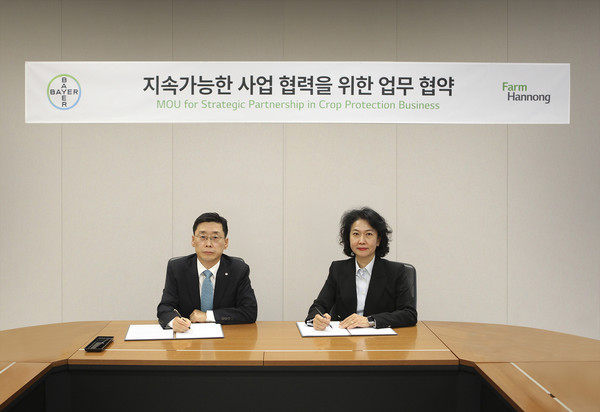 김무용 팜한농 대표(왼쪽)와 이지숙 바이엘크롭사이언스 대표(오른쪽)가 ‘지속가능한 사업 협력을 위한 업무 협약’에 서명하고 있다.