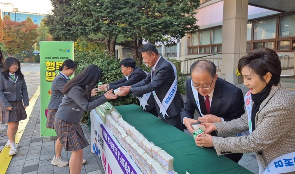 영파여자고등학교 학생들에게 우리쌀로 만든 떡과 우유를 나눠주고 있다.