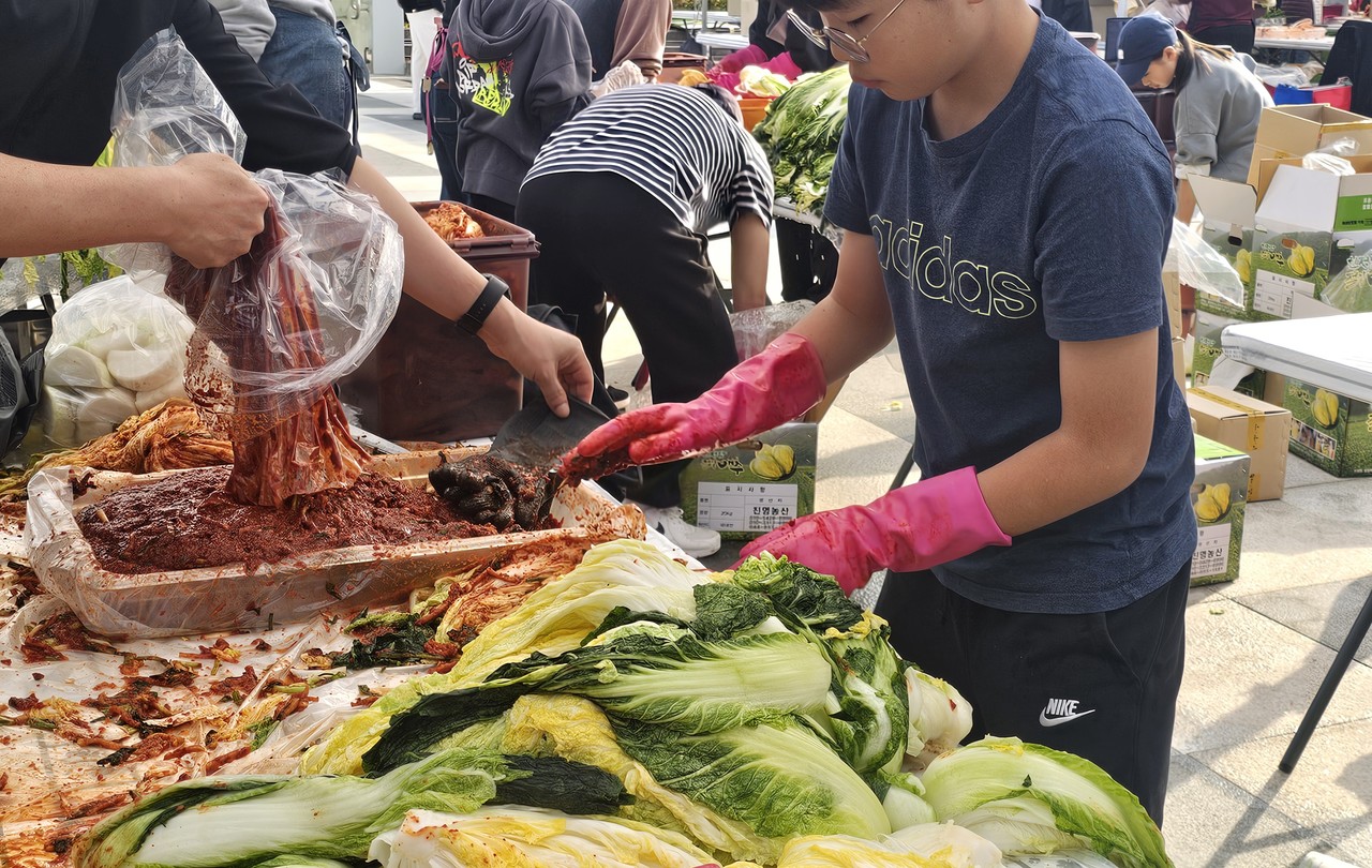 세종시 우리농산물 김장담그기 행사 참여자들