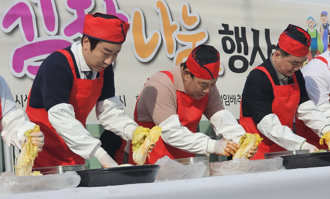 김치 만들기에 진심인 (왼쪽부터) 임채성세종시의장, 최민호 세종시장, 김종민 국회의원
