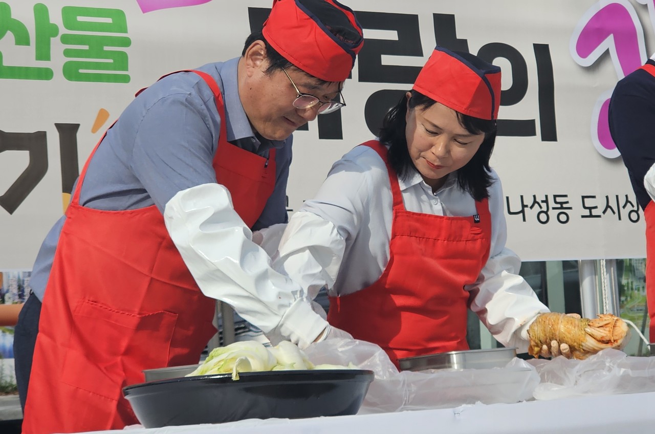 (왼쪽부터)양완식 세종시 도농상생국장과 박란희 세종시의원