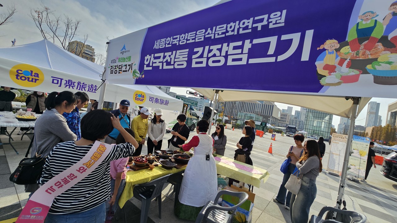외국인 관광객 대상 한국전통 김장담그기 체험을 진행하고 있는 모습