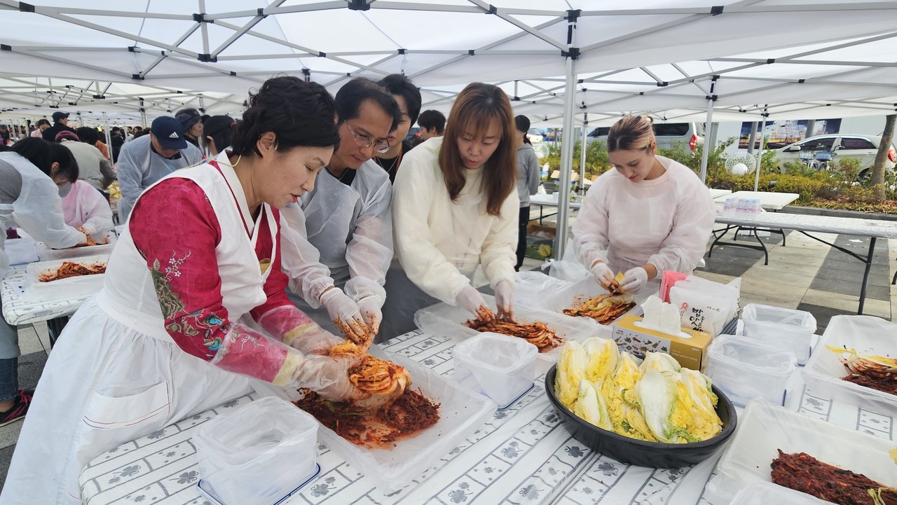 김정미 한국향토음식문화연구원 원장이 외국인들에게 직접 한국 김치 담그는 법을 설명해주고 있다.
