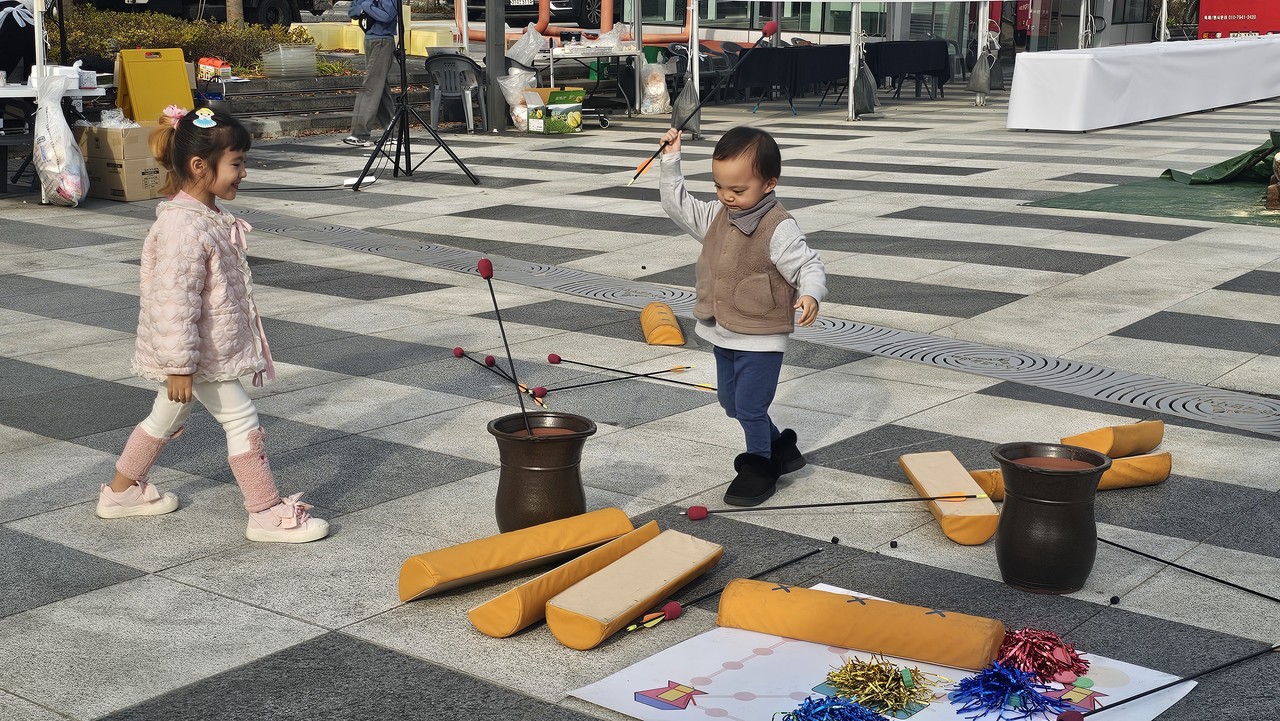 투호놀이를 즐기고 있는 어린이들