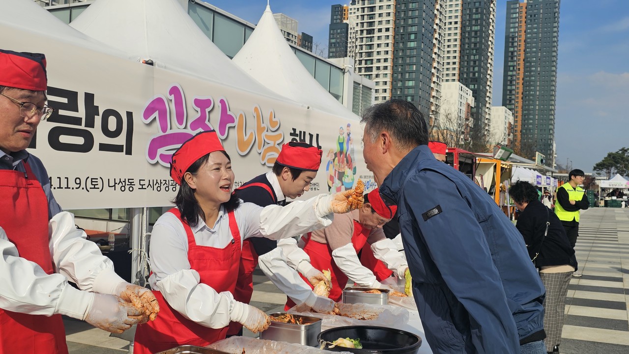 직접 버무린 김치를 맛보여주는 박란희 세종시의원