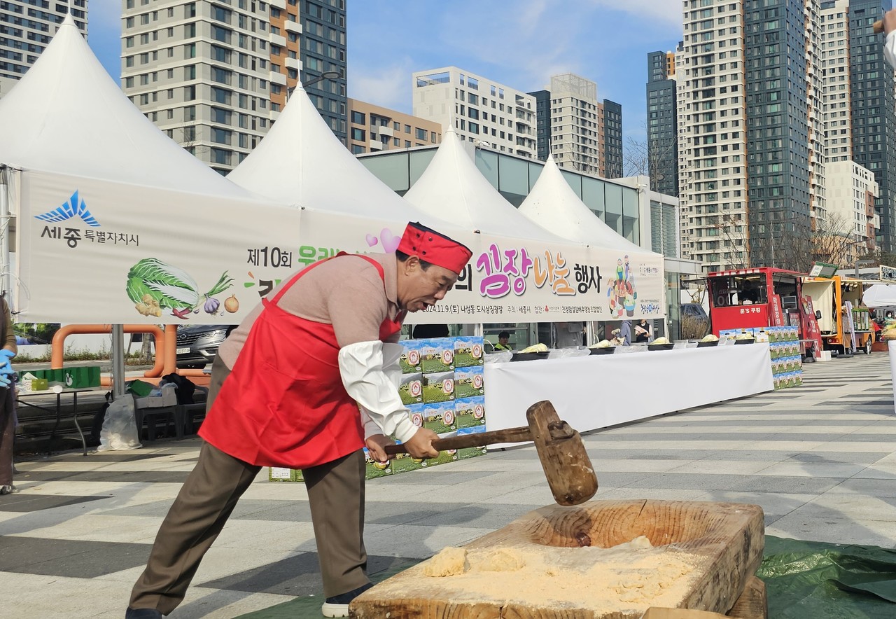 시민들에게 나눠줄 인절미를 만들기 위해 떡메를 치고 있는 최민호 세종시장