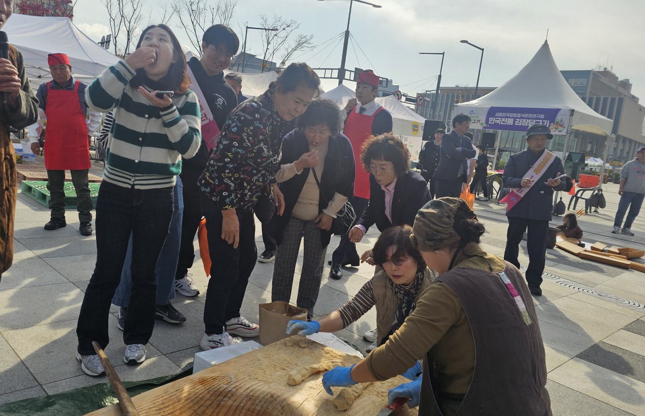 현장에서 바로 만든 인절미를 맛보는 시민들
