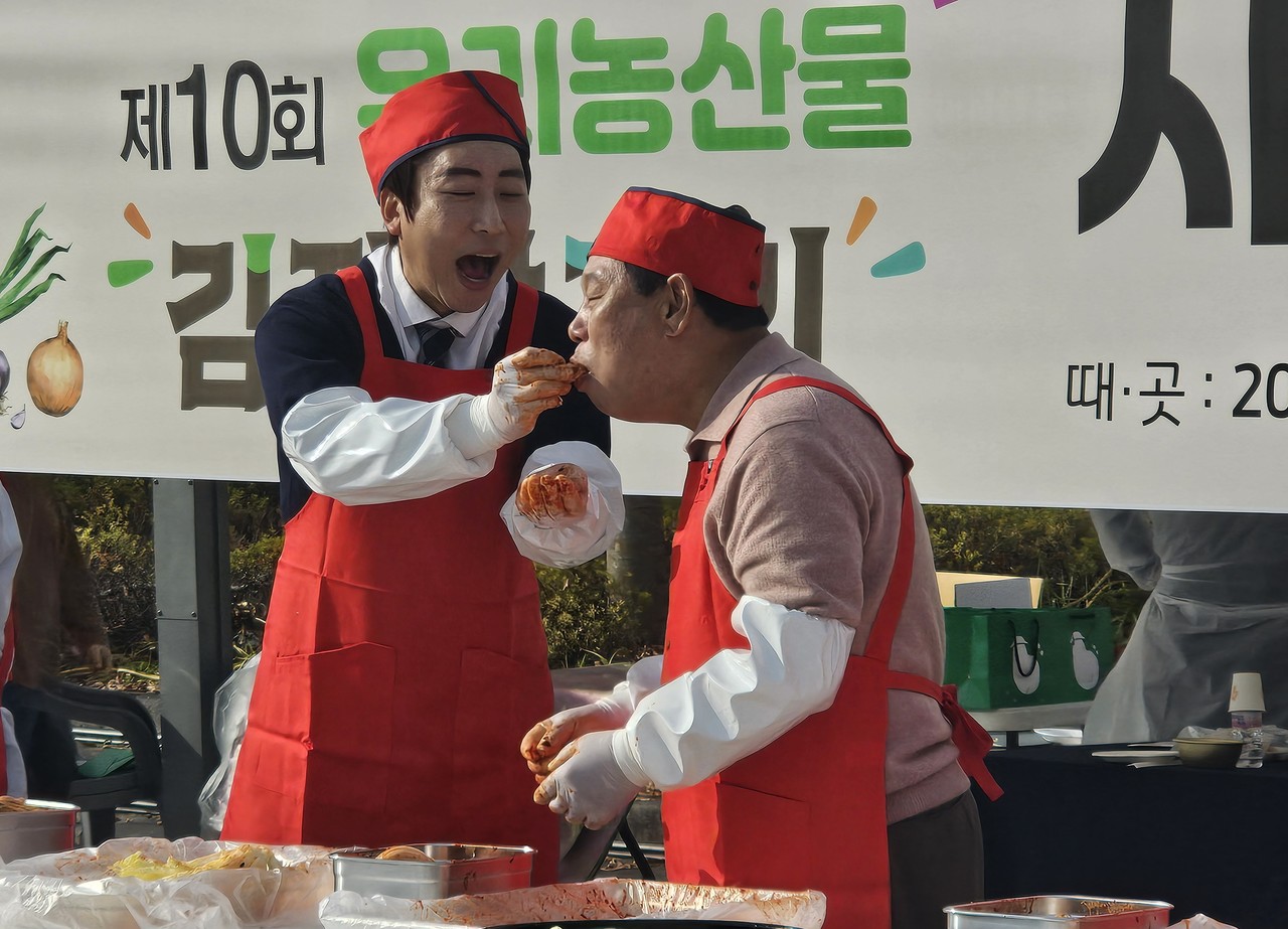 직접 만든 김치를 최민호 세종시장에게 맛보여주고 있는 임채성 세종시의장