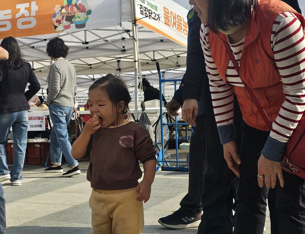 인절미를 맛있게 먹고 있는 꼬마친구