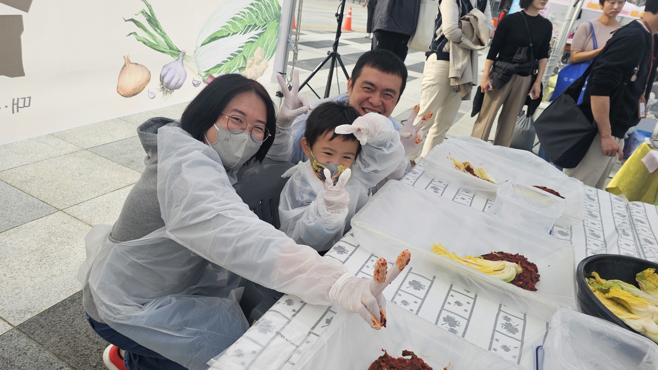 한국의 전통김치를 체험하기위해 세종시를 방문한 대만의 가족