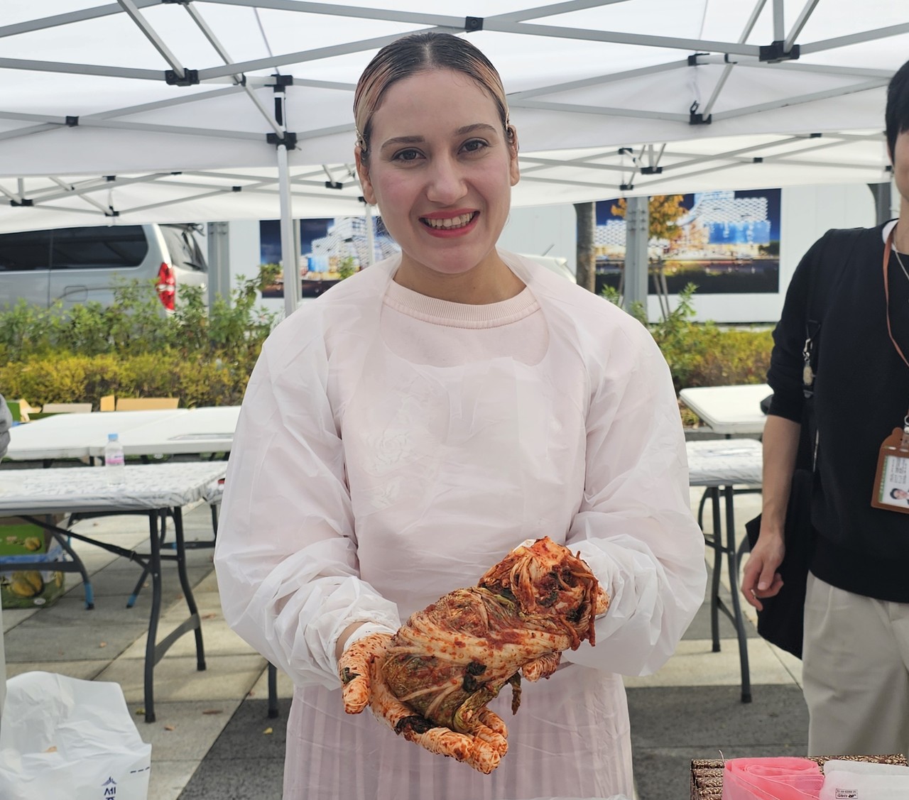 직접만든 김치를 자랑하고 있는 외국인