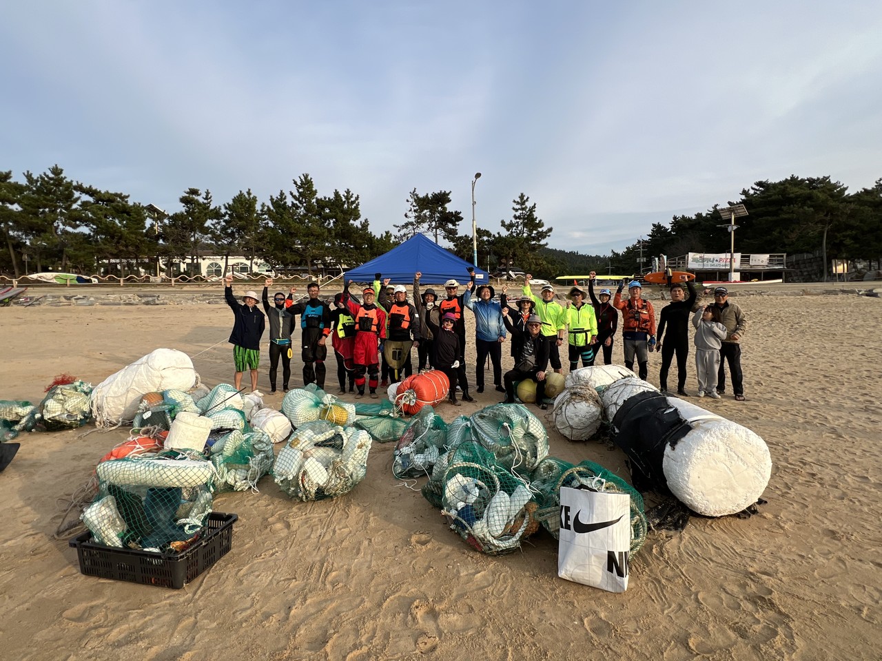 '제5회 해양 플라스틱 사냥대회'에서 해양스포츠를 즐기며 해양쓰레기를 수거한 모습