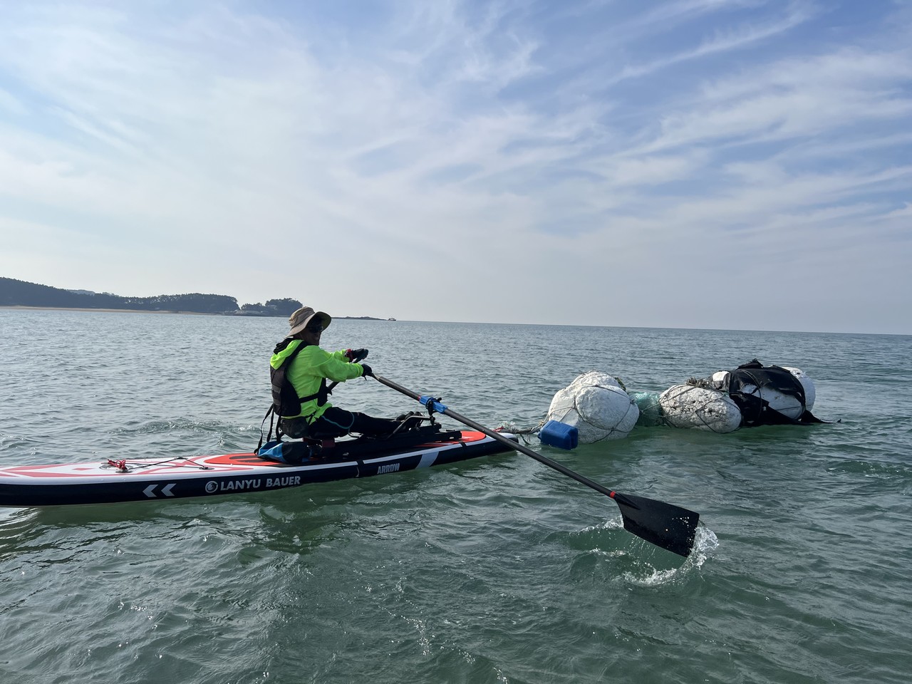 캬약으로 해양쓰레기를 수거하는 모습