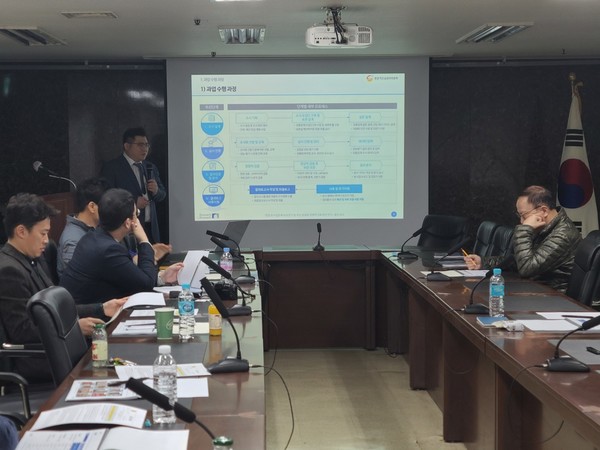 김한슬 (주)리서치앤리서치 팀장이 최종보고회 발표를 하고 있다.