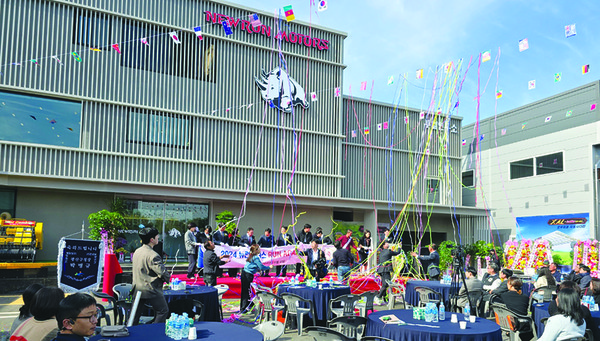 뉴런모터스는 제2의 도약을 위한 신축 공장 준공식을 가졌다.