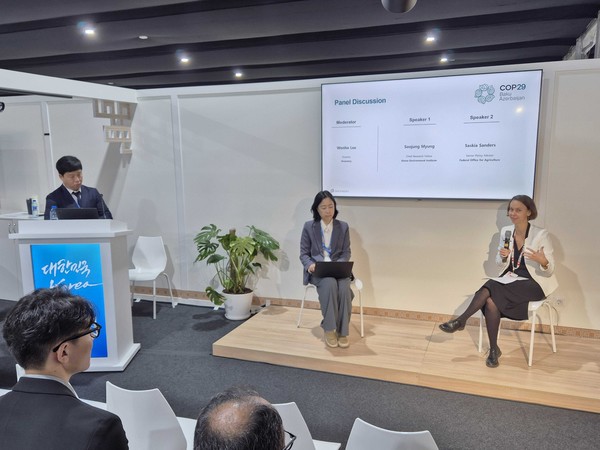 제29차 UN기후변화협약 당사국총회(COP29) 코리아 파빌리온에서 이원호 ㈜그리너리 기후테크솔루션 본부장이 논물관리 농업 시스템을 소개하는 모습.