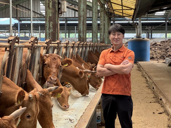 김재환 군산현대농장 대표는 도체중 532kg, 등심단면적 123㎠, 등지방두께 7㎜를 기록하며 ‘제27회 전국한우능력평가대회 사육기간 단축부문’에서 최우수상을 수상했다.