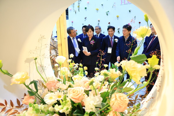 송미령 농식품부 장관(왼쪽에서 두번째)이 전시장을 관람하고 있다.