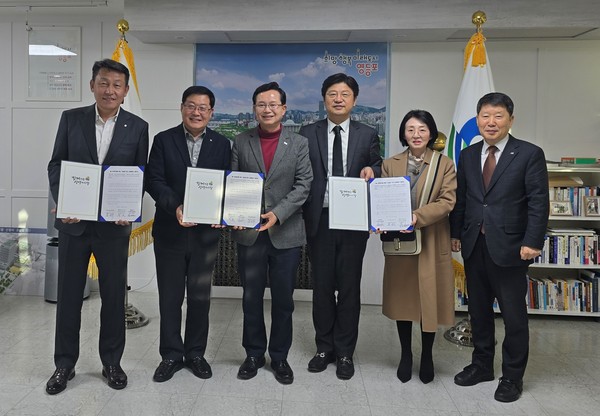 농협서울본부와 영등포농협이 18일 영등포구청에서 우리 쌀 소비촉진을 위한 아침밥 먹기 운동추진을 위해 영등포구사회복지협의회와 업무협약을 체결했다.(왼쪽부터 김상수 농협서울본부장, 백호 영등포농협 조합장, 최호권 영등포구청장, 박영준 영등포구사회복지협의회 회장, 오른쪽 첫 번째 김동환 영등포구상공회의소 회장)