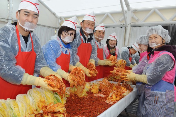 ‘2024 서울농협 한마음 김장김치 및 우리쌀 나눔행사’ 참석자들이 관내 복지시설에 전달할 김장김치를 버무리고 있다.(왼쪽부터 김성태 전국금융산업노조 NH농협지부 서울지역본부 위원장, 진선미 의원, 김상수 농협서울본부장, 박찬우 서울강동경찰서 서장, 성숙현 (사)고향을생각하는주부들의모임 서울시지회장)