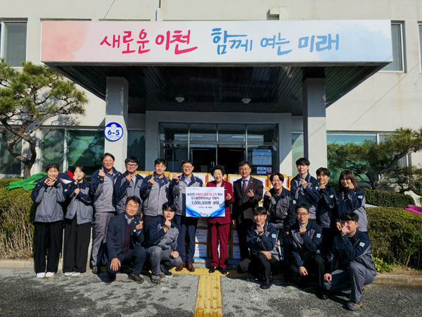 김경희 이천 시장(왼쪽에서 일곱번째), 김하식 이천 시의장(왼쪽에서 여덟번째), 배호형 ㈜디에스피드 대표이사(왼쪽에서 여섯번째)와 디에스피드 임직원들이 함께 지난 8일 이천 설성면 ‘사랑의 김장 나누기’ 봉사활동 후 기념촬영을 하고 있다.