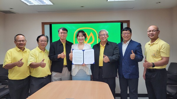 왼쪽부터 잭릿 프라서트 기술총괄 매니저, 니탓 아차크라이손 부사장, 웨하스 유타수파콘 부사장, 박선경 리본에이전시 대표, 보딘 수와타나 수석부사장, 정현규 태국 콘캔 대학교 수의학박사, 수라팟 찬뎅 부사장.