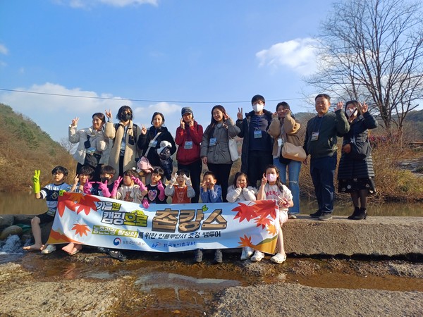 ‘캠핑 촌캉스 팸투어’에 참가한 가족 단위 인플루언서들이 기념촬영을 하고 있다.