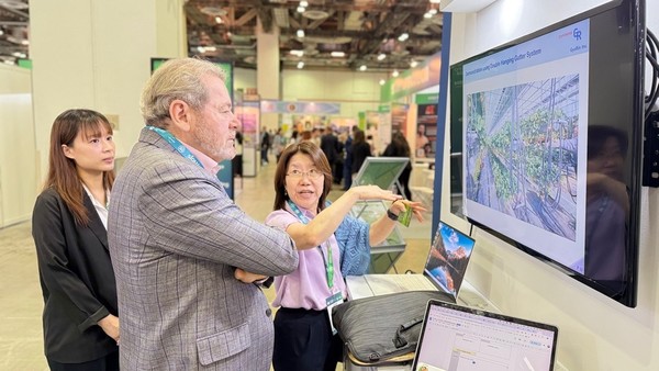 ‘Agri-Food Tech Expo Asia’ 한국관을 방문한 참관객에게 스마트팜 기술을 설명하고 있다.