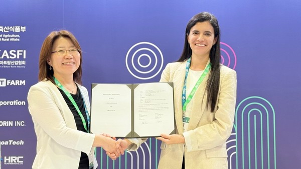 국내 스마트팜 기업 ‘교린’이 현지 식품 유통기업 ‘DIMUTO’와 실내 스마트팜 자재 수출을 위한 MOU를 체결하고 있다.