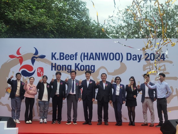 홍콩에서 열린 한우데이 행사에서 농식품부, 한우협회, 자조금, 축평원 등의 관계자들이 함께 기념 사진을 촬영하는 모습.