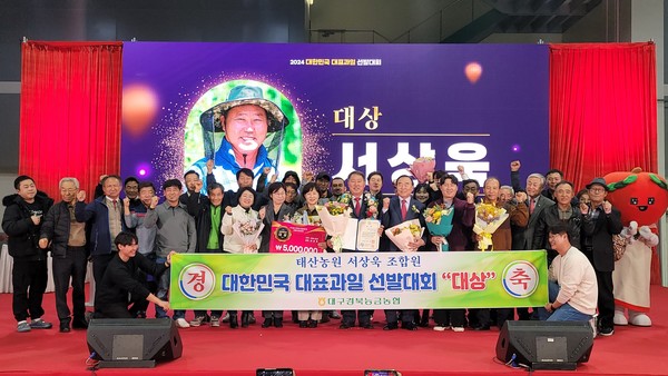 대상을 수상한 서상욱 대표가 수상 기념촬영을 하고 있다.