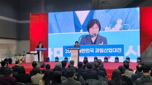 박수진 실장이 환영사를 하고 있다.