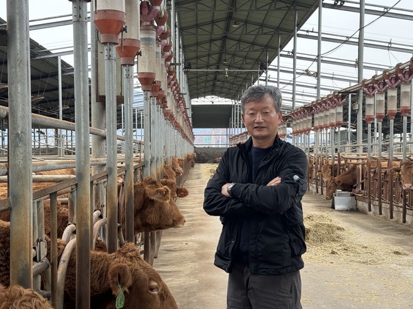 홍창영 대표의 수상축은 경락가 kg당 15만 원으로 9300만 원에 낙찰되며 역대 최고가를 경신했다. 사진은 홍 대표가 포즈를 취하고 있는 모습.