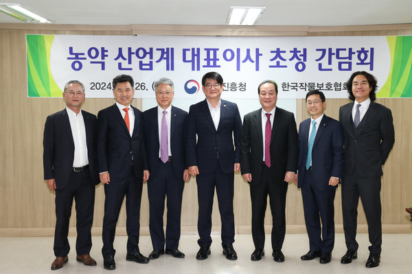 왼쪽부터 장성식 경농 부사장, 박진보 신젠타코리아 대표, 하명곤 농협케미컬 대표, 권재한 농촌진흥청장, 염병진 한국작물보호협회장(동방아그로 대표), 김무용 팜한농 대표, 한동우 한국삼공 대표