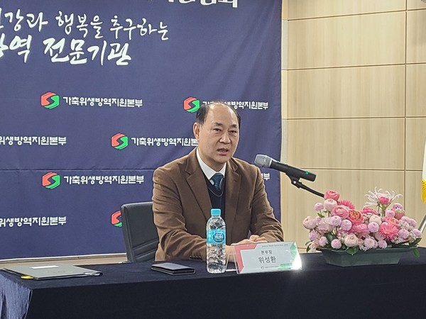 기자들의 질문에 답변하고 있는 위 본부장.