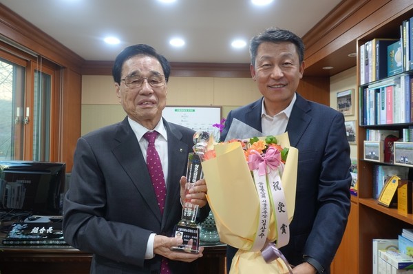 농협서울본부(본부장 김상수, 오른쪽)는 28일 서울원예농협(조합장 유희관, 왼쪽)을 방문해 상호금융 예수금 9000억 원 달성탑을 전달했다.