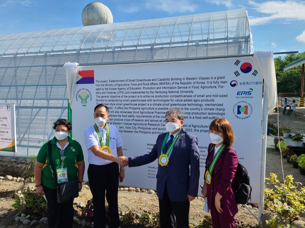 이종순 농정원장(왼쪽에서 세 번째)은 2022년 4월 필리핀 농업부장관(두번째)과 일로일로 스마트팜 현장을 시찰했다.