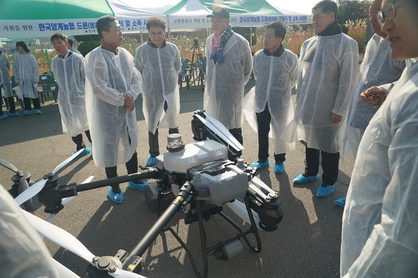 정성진 조합장을 비롯한 조합원들이 방역용 드론을 살펴보고 있다.