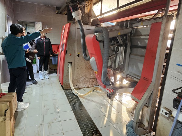 강 과장이 스마트축산농가의 피해 내용 등을 살피고 있다. 