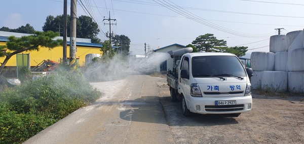 가축 방역 차량이 현장을 소독하는 모습.(자료사진)