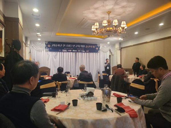 안근승 회장이 인사말을 하고 있다.