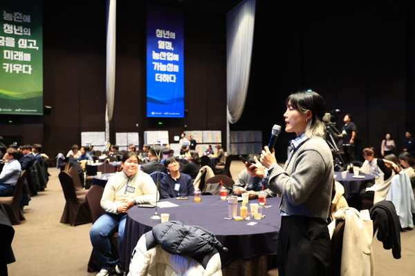 송미령 농식품부 장관과의 간담회에서 발표중인 한 청년.