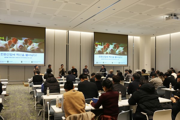 양돈마이스터 6인 토론 모습.