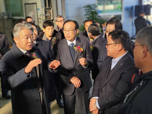 강호동 농협중앙회장이 부적농협 광역농기계수리센터 내부를 돌아보며 관계자들의 설명을 듣고 있다.