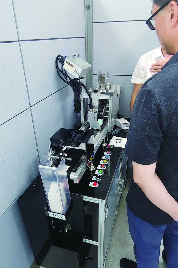 DNA 시료카드 자동인쇄기를 활용하는 모습.