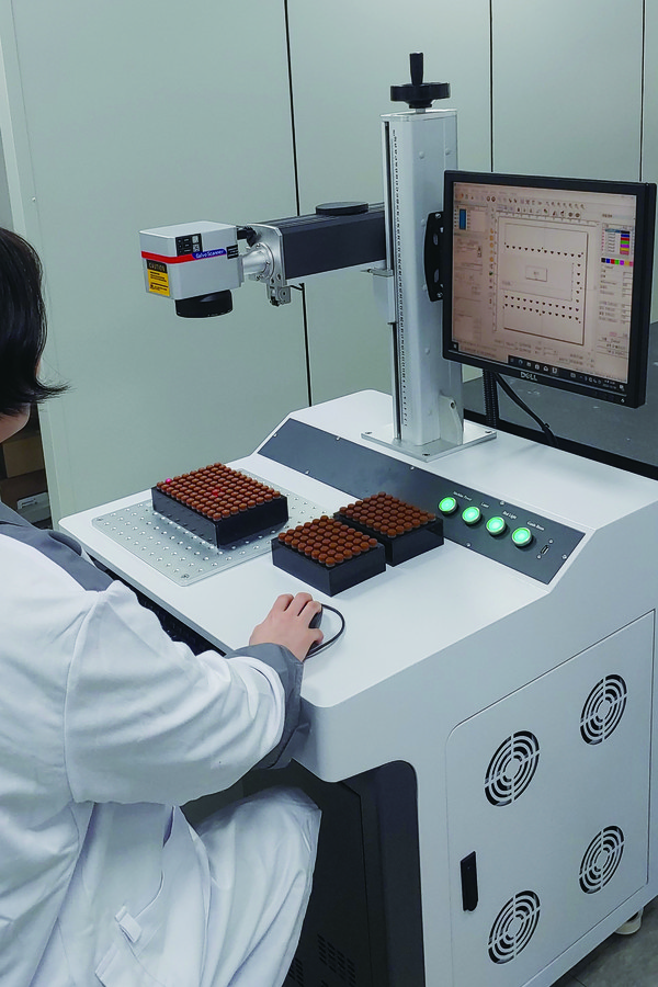 DNA 추출용 캡 레이저 마킹기를 사용하는 모습.